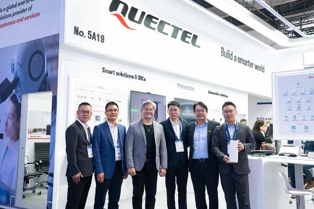 Quectel与MediaTek领导在移远展台合影.png